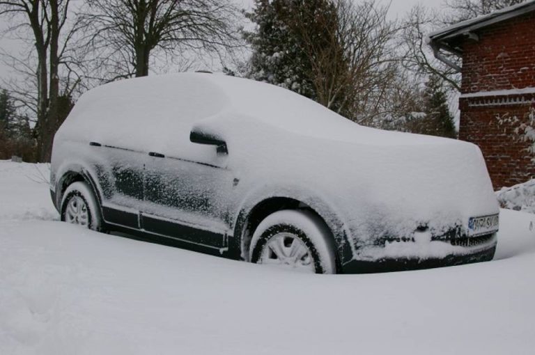 Jak dbać o auto zimą? Czy za brudny samochód grozi mandat?